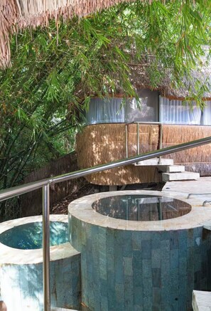 Outdoor spa tub