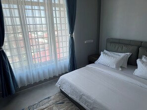 Una scrivania, postazione laptop, ferro/asse da stiro, Wi-Fi gratuito