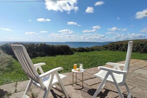 House | Terrace/patio - 3-bed Seaside Cottage Retreat - Parking & Garden (Whitegate)