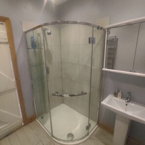 House | Bathroom - 3-bed Seaside Cottage Retreat - Parking & Garden (Whitegate)