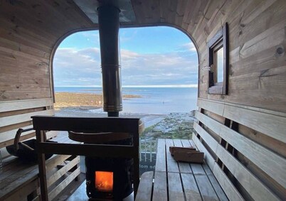 三床海邊小屋度假屋 - 停車場和花園