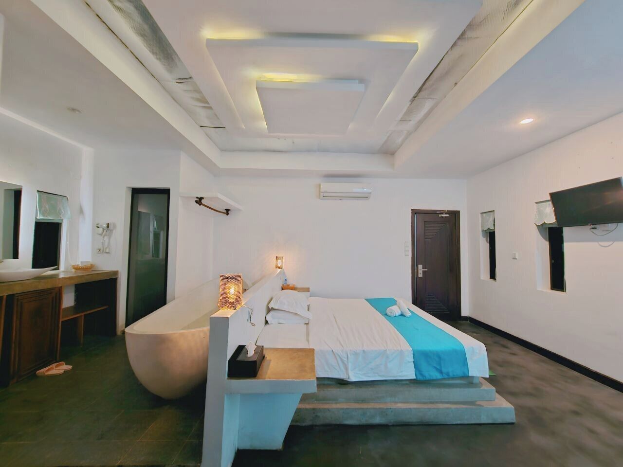 Egyptian cotton sheets, premium bedding, desk, free WiFi