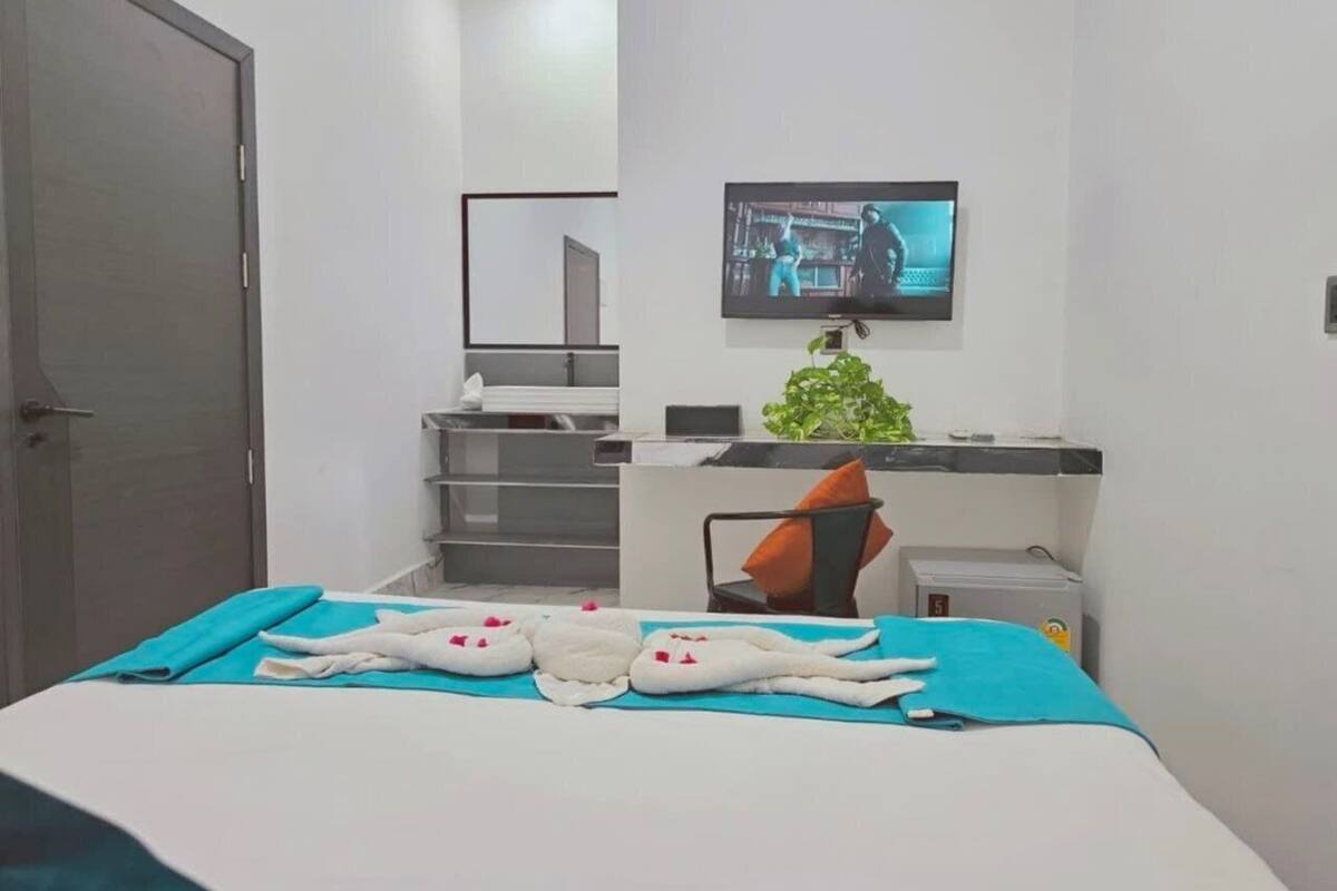 Suíte estúdio luxo | Roupas de cama de algodão egípcio, roupas de cama premium, escrivaninha