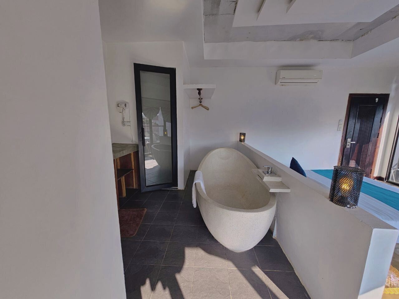 Ein modernes Badezimmer mit freistehender Badewanne, einer Duschkabine aus Glas und einem Handtuchhalter.