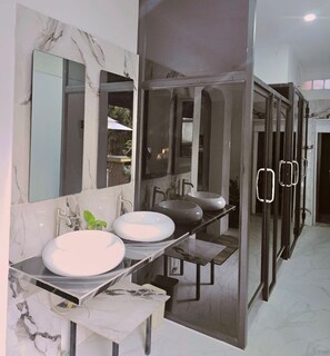 Shower, hydromassage showerhead, free toiletries, towels
