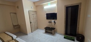 Family Suite | Desk, laptop workspace, free WiFi - HOTELLEOS (Barakpur)