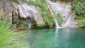 A natural pool with clear water, surrounded by greenery and a rocky cliff. - Beautiful private villa for 4 people with A/C, WIFI and terrace (Dolcedo)