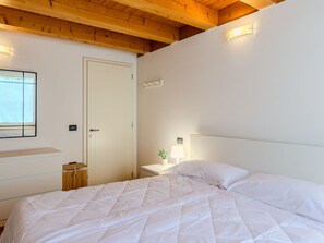 2 bedrooms, travel cot, free WiFi