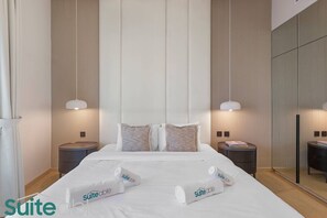 1 habitación, escritorio, tabla de planchar con plancha y cuna de viaje 