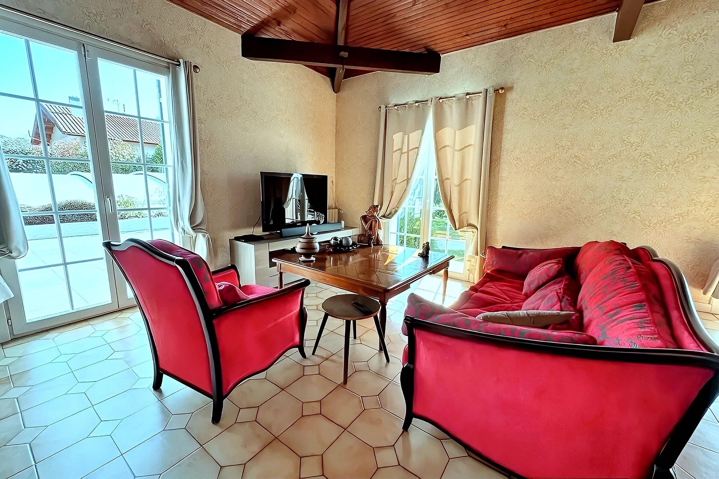 Smart-tv, een open haard en boeken