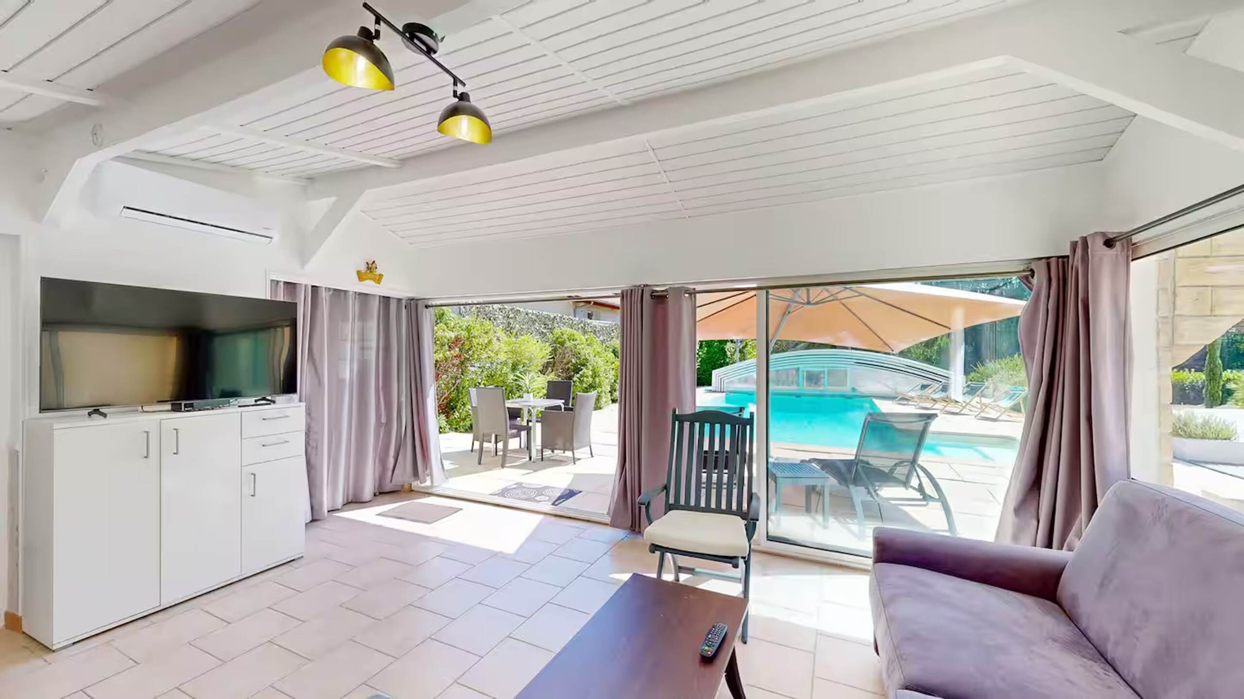 Fernseher, Kamin, DVD-Player