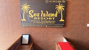 Placa do Sea Island Resort com informações de contato e detalhes de localização.