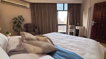 3 bedrooms, Egyptian cotton sheets, premium bedding, free minibar