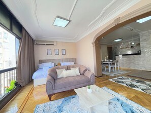 Căn hộ, quang cảnh thành phố | 3 phòng ngủ, minibar với thức uống miễn phí, bàn