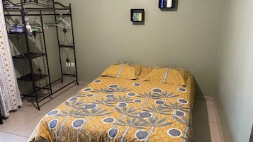 1 makuuhuone, työpöytä, silitysrauta/-lauta, Wi-Fi