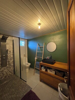 Hårføner, håndklær, såpe og toalettpapir