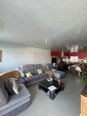 TV - Furnished air-conditioned room in a villa with swimming pool (Saint-André)