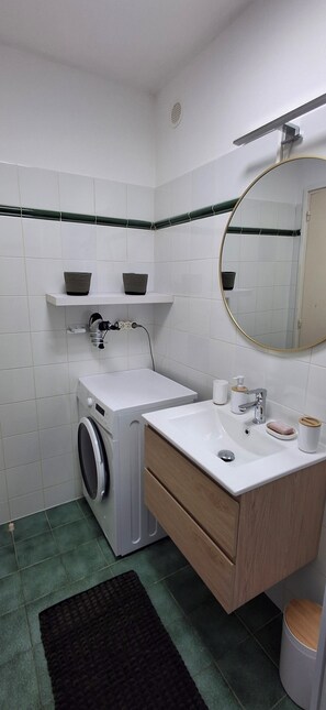 Regadera, secadora de cabello, toallas, papel de baño