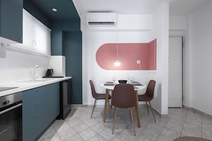 Refrigerador, horno, cafetera y tetera y tostadora 