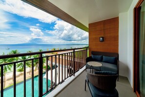 Lantaw Ocean (Premier Ocean View) | In-room safe, desk, blackout drapes, iron/ironing board