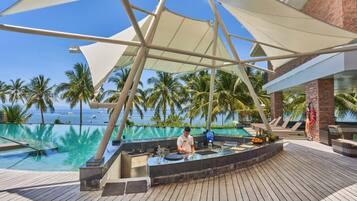 2 Bars/Lounges