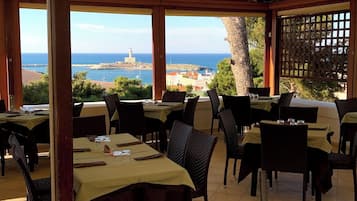 Sudah termasuk sarapan prasmanan setiap hari