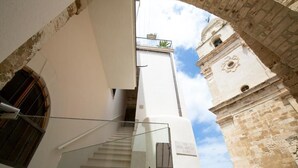 A staircase leading to a balcony with a view of a historic building. - Al Castello Relais (Vieste)