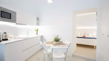 Appartamento Deluxe, vista città | Cucina privata | Frigorifero, macchina per caffè espresso, macchina per tè/caffè
