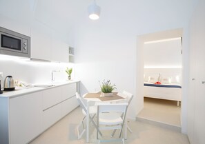 Deluxe Apartment, City View | Private kitchen