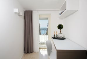 Superior Room, Partial Sea View | Living area