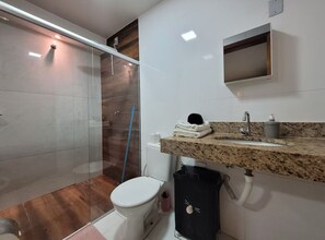 Ducha, toallas, jabón, papel higiénico