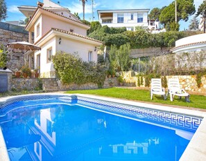 Villa | Alberca | Alberca techada y alberca al aire libre