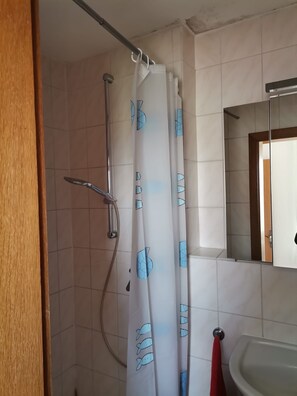 Een douche, een haardroger, handdoeken, zeep