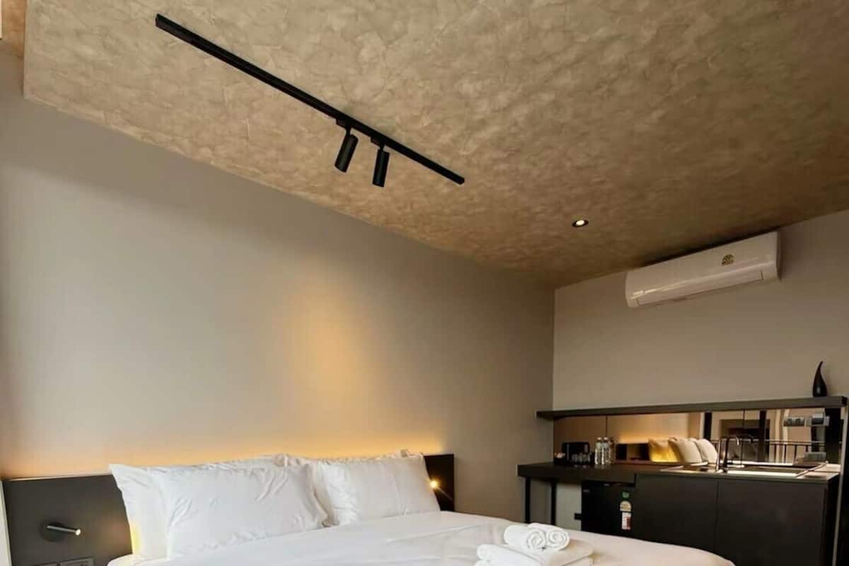 Grand Room | Desk, laptop workspace, free WiFi