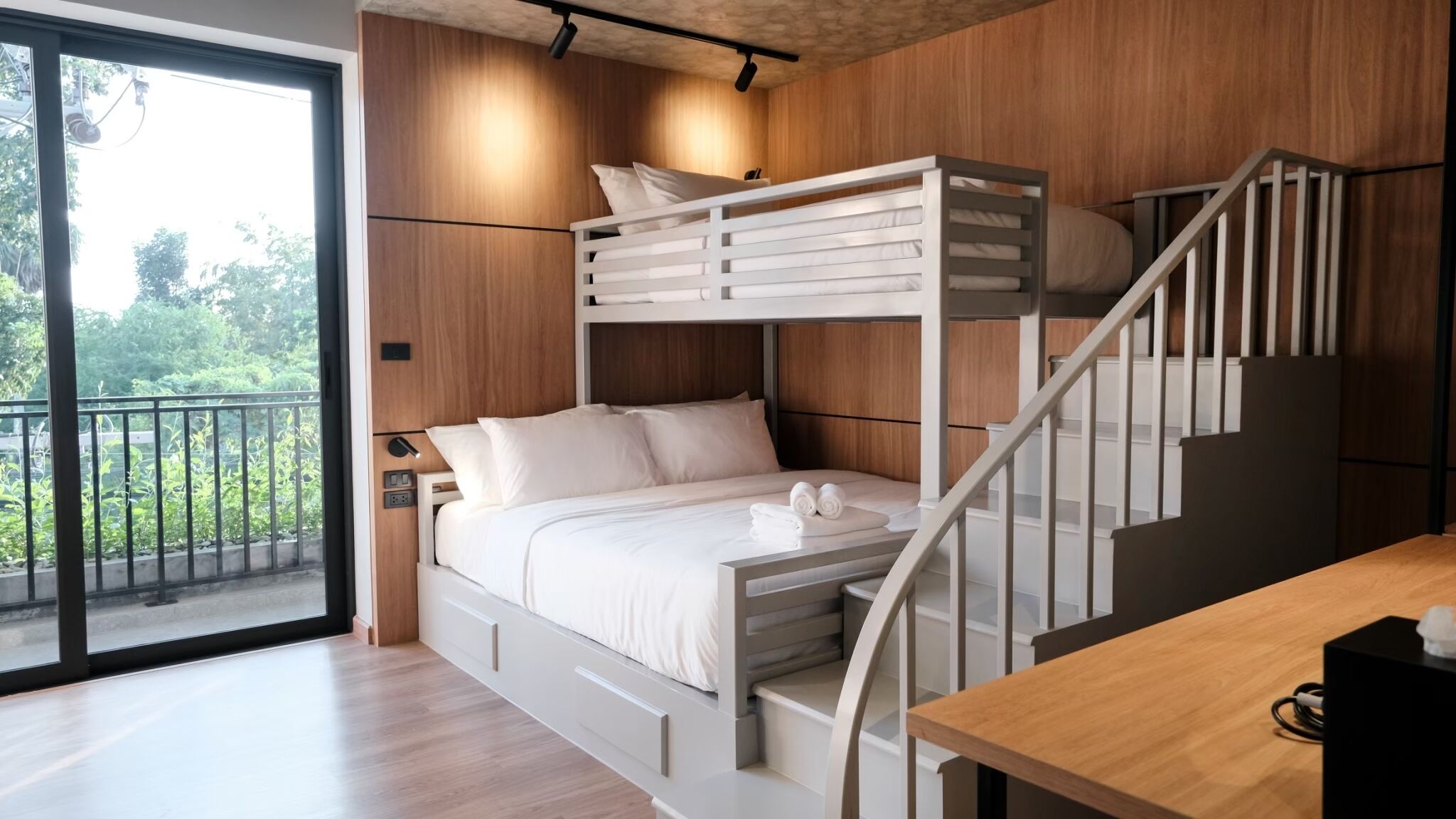 Family Room | Desk, laptop workspace, free WiFi