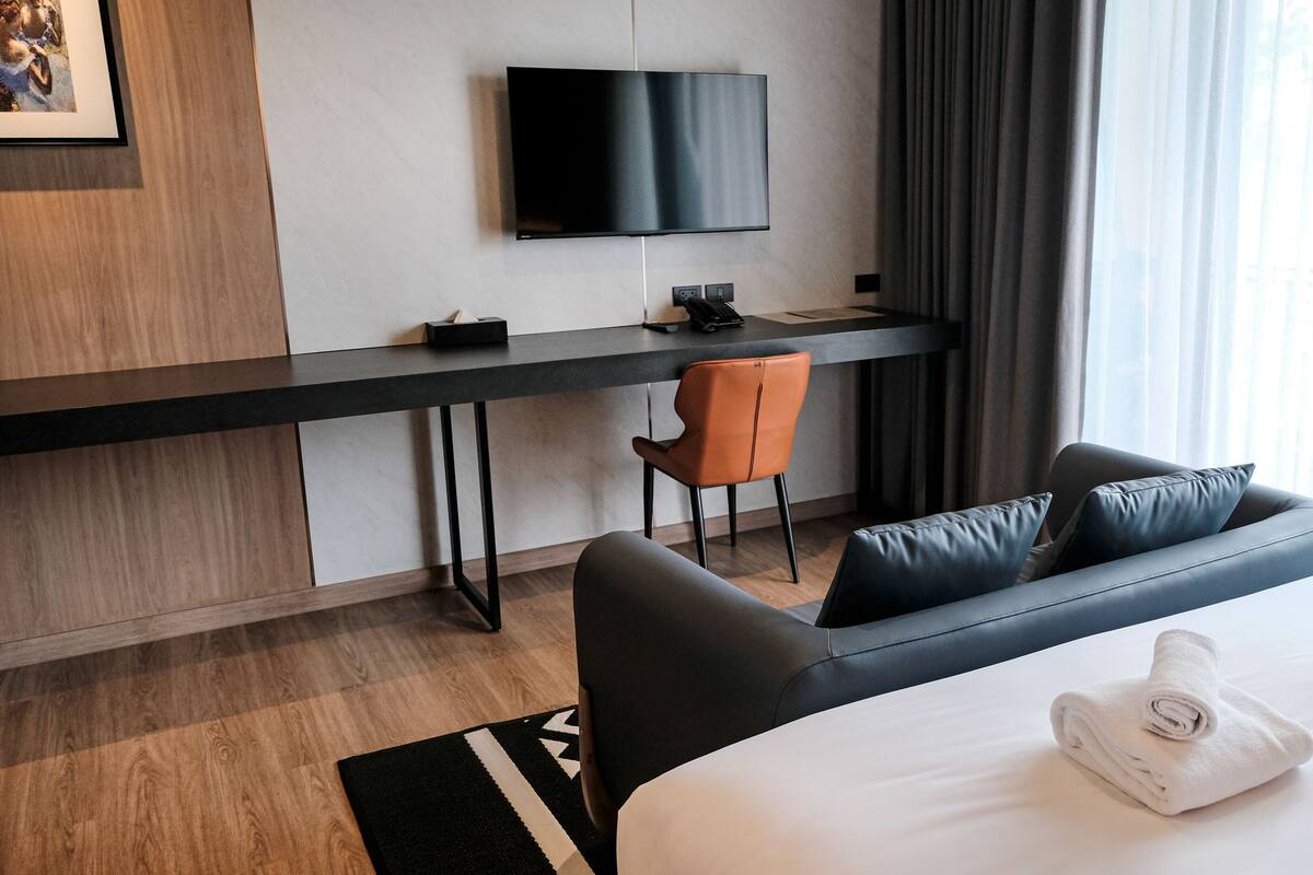 Deluxe Double With Sofa | Työpöytä, kannettavalle tietokoneelle sopiva työtila, ilmainen Wi-Fi