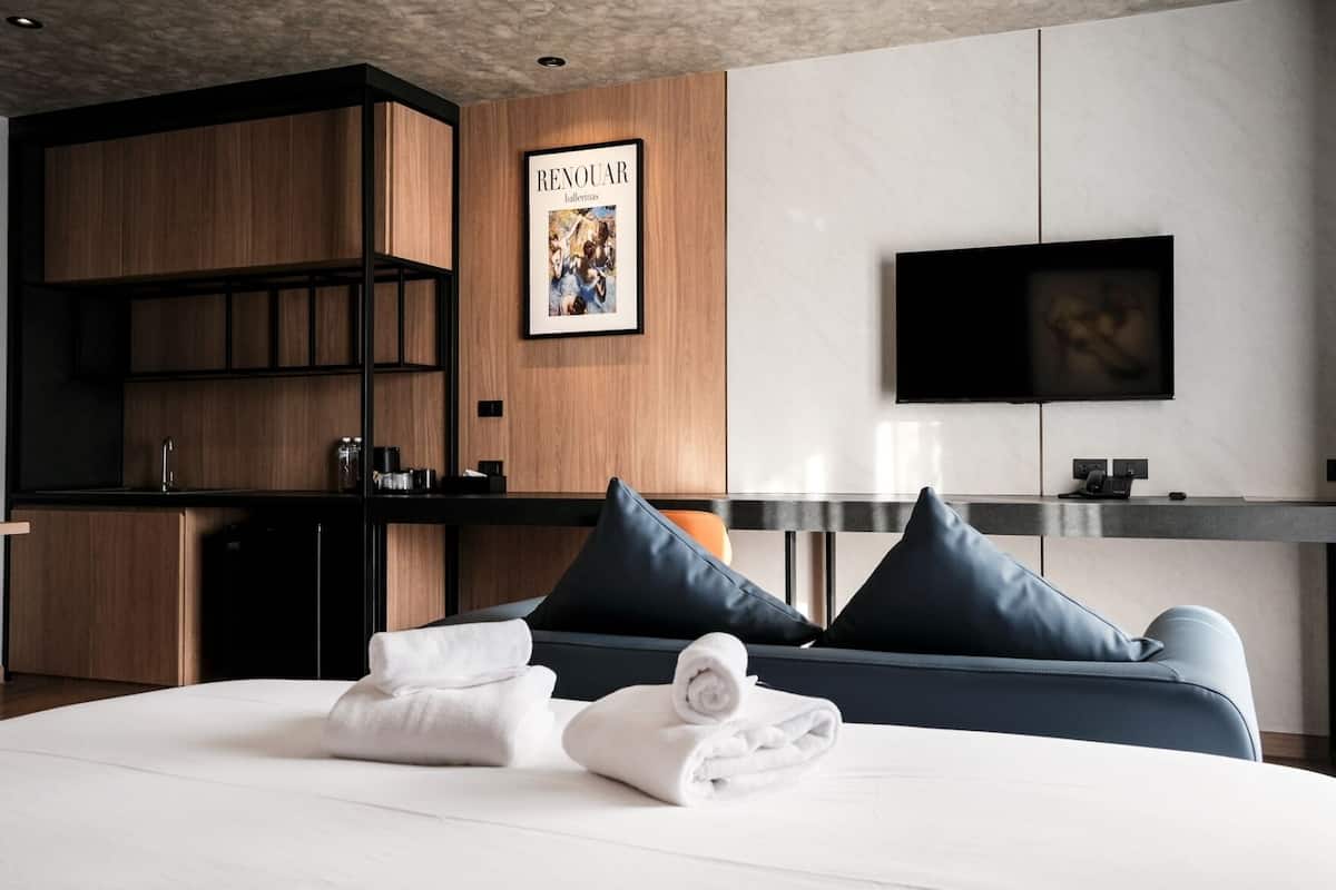 Deluxe Double With Sofa | โต๊ะทำงาน, พื้นที่ทำงานแบบใช้แล็ปท็อป, Wi-Fi ฟรี
