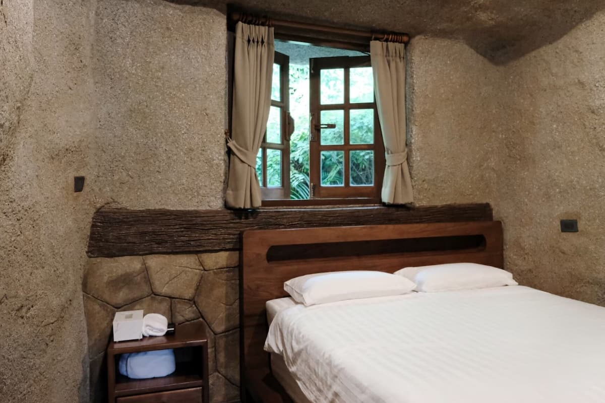 Waterfall Side Stone Cottage | โต๊ะทำงาน, พื้นที่ทำงานแบบใช้แล็ปท็อป, Wi-Fi ฟ รี