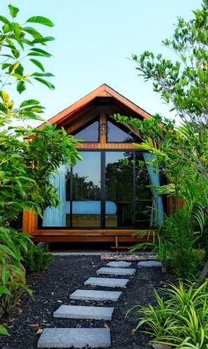 Vista frontal de la propiedad