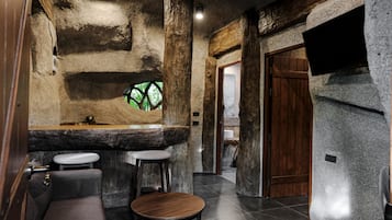 Waterfall Side Stone Cottage | Salle de séjour