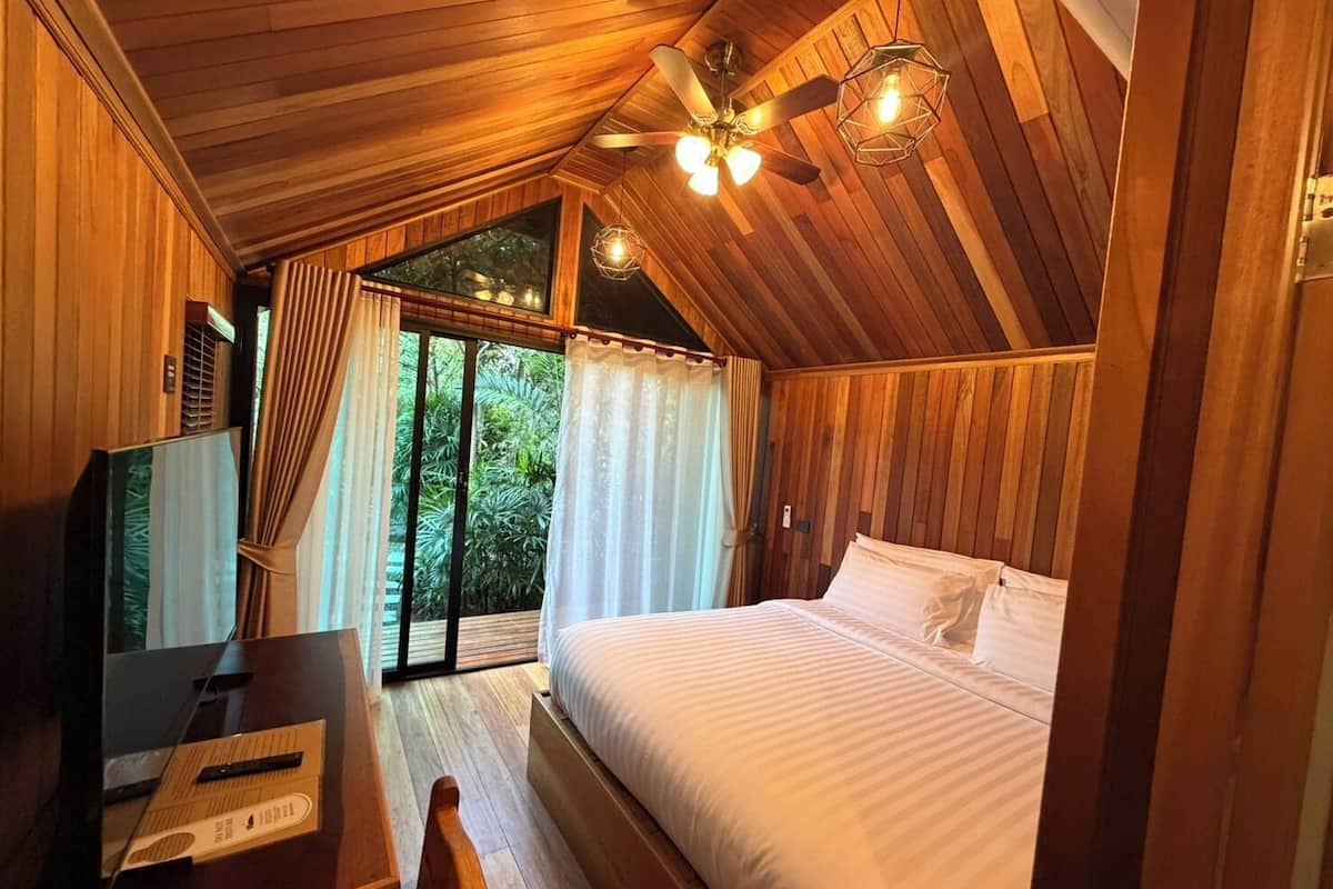 Deluxe Bungalow | Desk, laptop workspace, free WiFi