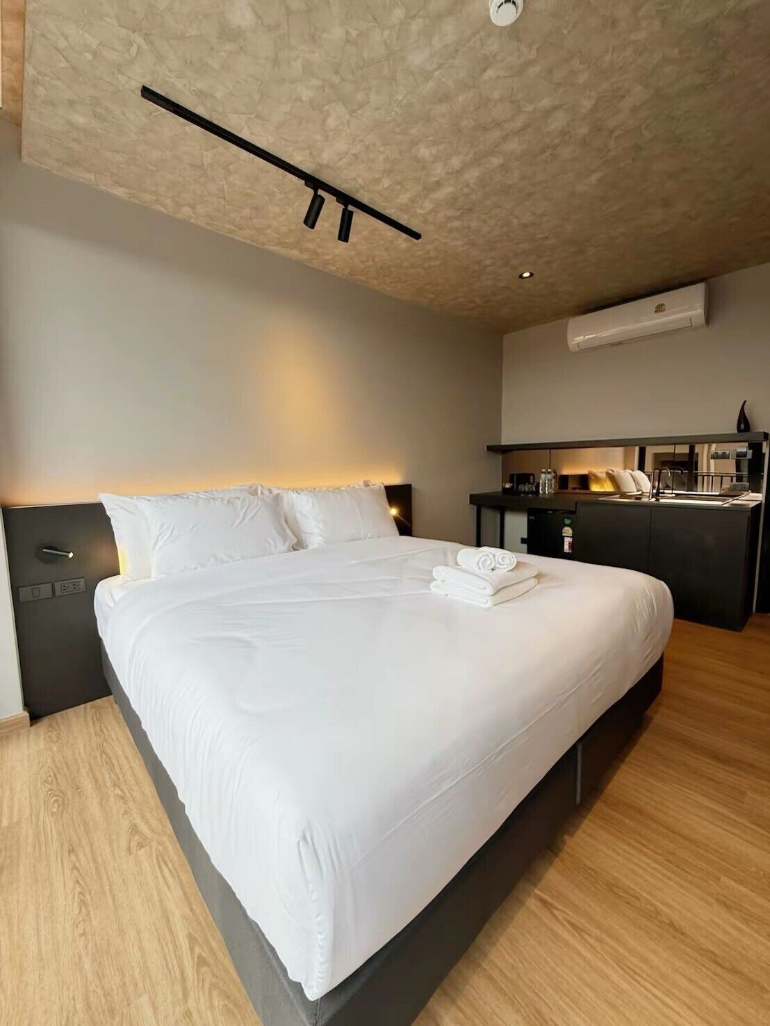 Grand Room | Desk, laptop workspace, free WiFi