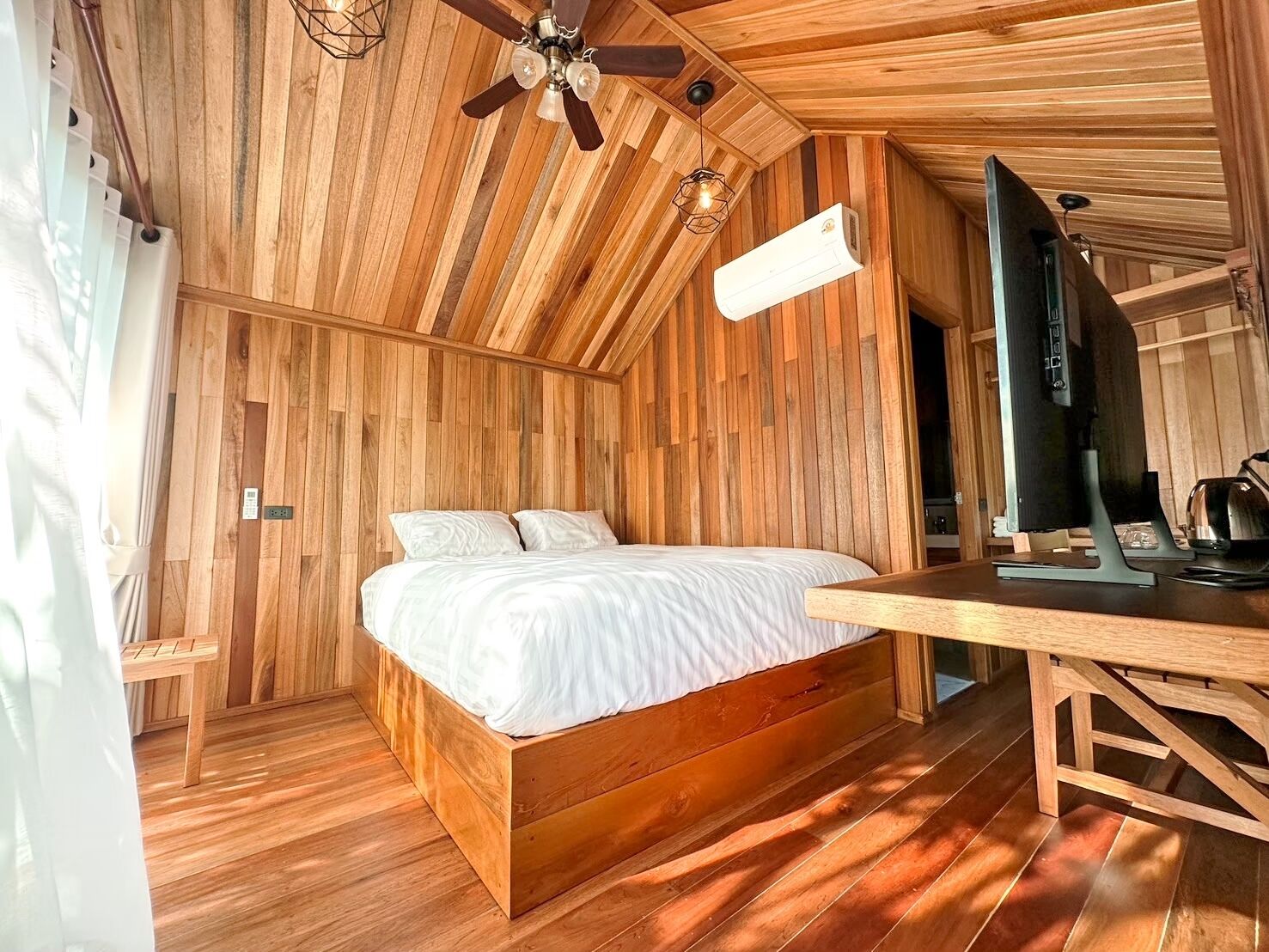 Nordic Garden Wing | Desk, laptop workspace, free WiFi