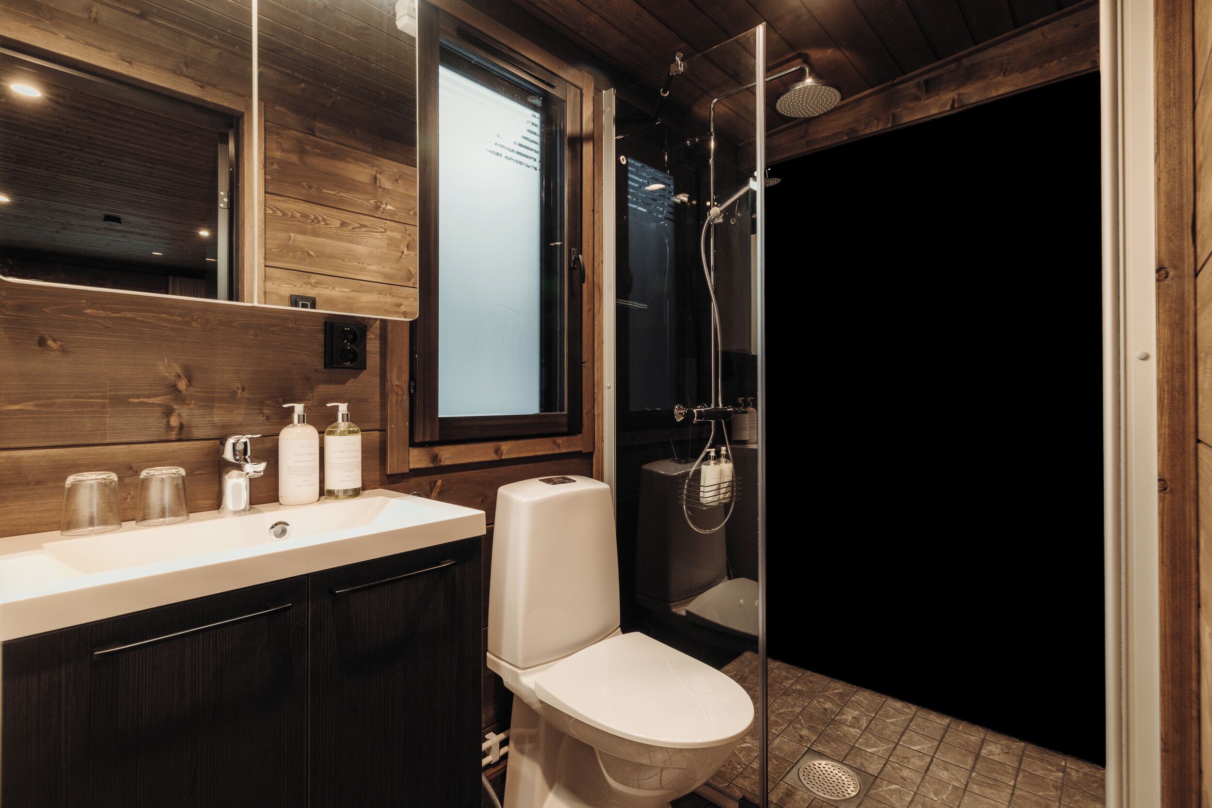 Regadera, regadera con hidromasaje, amenidades de baño de diseñador 