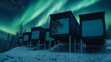 Ylelliset vuodevaatteet, tallelokero huoneessa, silitysrauta/-lauta