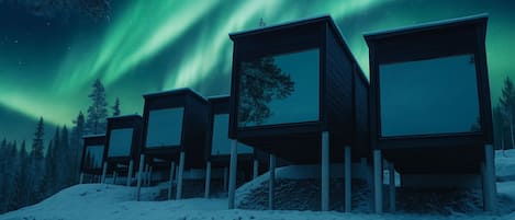 Ropa de cama de alta calidad y caja de seguridad en la habitación