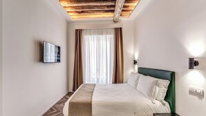 Deluxe Room, City View | In-room safe, desk, laptop workspace, blackout drapes - EFFE LUXURY ROOMS (Rome)