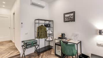 Deluxe kamer, uitzicht op de stad | Een kluis op de kamer, een bureau, een laptopwerkplek