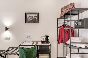 Caja de seguridad en la habitación y escritorio 