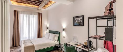 Habitación Deluxe, vista a la ciudad | Caja de seguridad en la habitación y escritorio